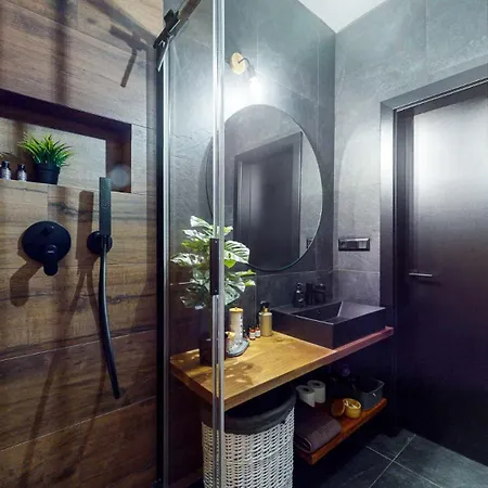 Hurban Park & Private Indoor Parking & Self Check-in Apartman Besztercebánya