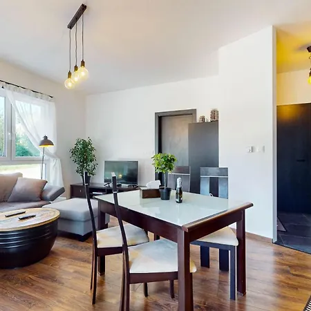 Hurban Park & Private Indoor Parking & Self Check-in Apartman Besztercebánya